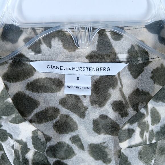 Diane Von Furstenberg Silk Leopard Print Button Down Shirt size 0 - Picture 6 of 10